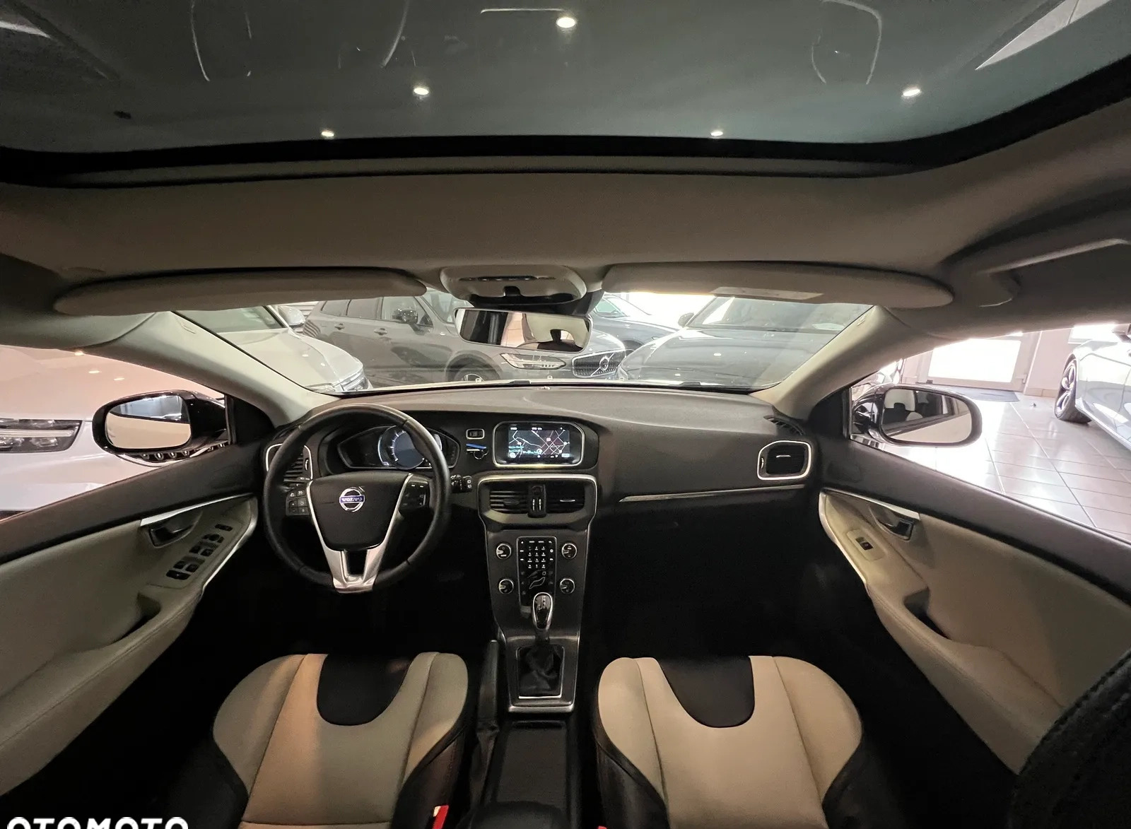 Volvo V40 cena 85900 przebieg: 142000, rok produkcji 2016 z Pilawa małe 562